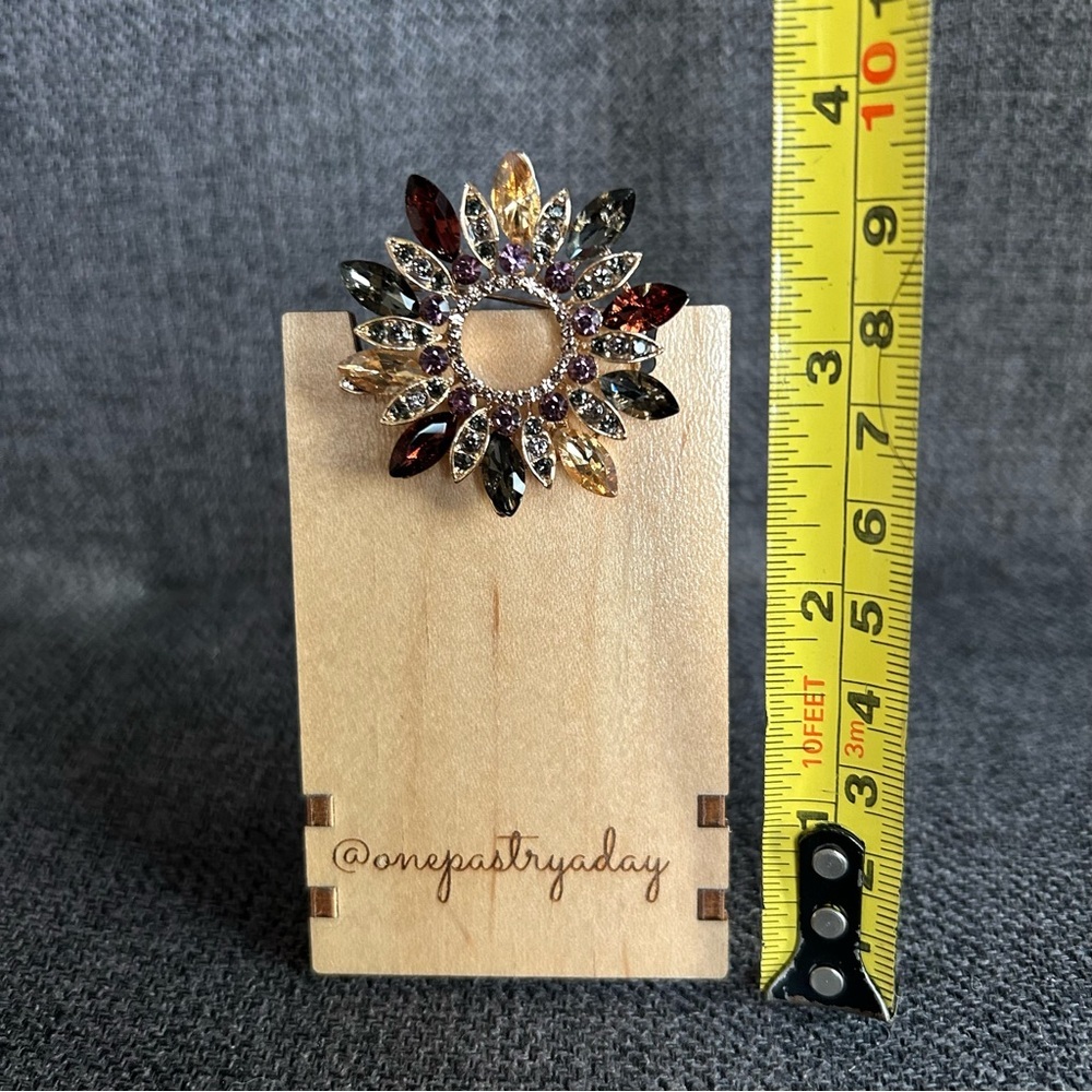 Sparkly, Multicolored Gemstone Wreath Circle Fashion Brooch Pin, Purple, Gold - Picture 13 of 17